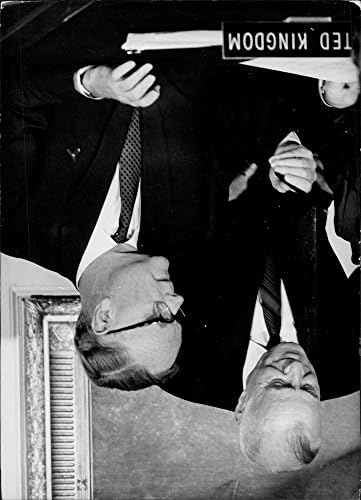 תצלום וינטג 'של סר פטריק הנרי דין חותם על האמנה הגרעינית ללא פרופילפרציה, וושינגטון יולי 1968.