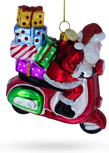 סנטה העברת מתנות על קישוט לחג המולד של זכוכית קטנוע