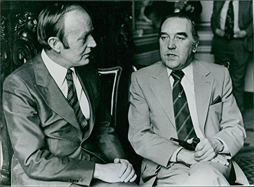תצלום וינטג 'של מייקל O39; קנדי ​​יושב עם רוי מייסון ועושה שיחה.