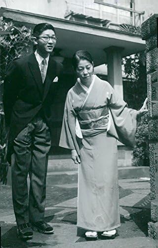 תצלום וינטג 'של מר היסאנאגה שימאזו, הנסיך אקיהיטוס, נשבע את בנו של הרוזן שימאזו כאן עם אמו.