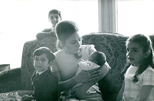 תצלום וינטג 'של פרח פהלאבי עם ילדיה.