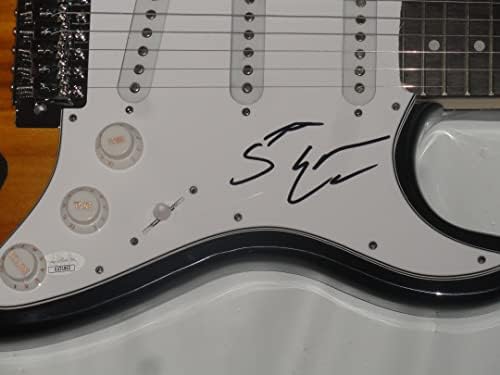 סטיב ארל חתם על גיטרה חשמלית של סאנברסט