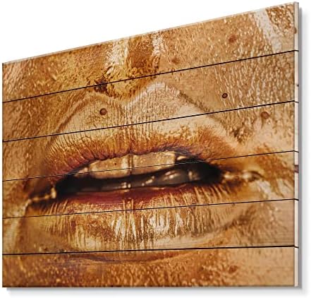 עיצוב מקרוב של שפתי אישה עם איפור זהוב בהיר עיצוב קיר עץ מודרני ועכשווי, אמנות קיר עץ כתום, אנשים גדולים לוחות קיר מעץ